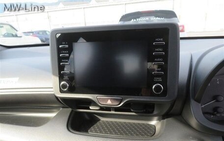 Toyota Yaris, 2021 год, 870 000 рублей, 16 фотография