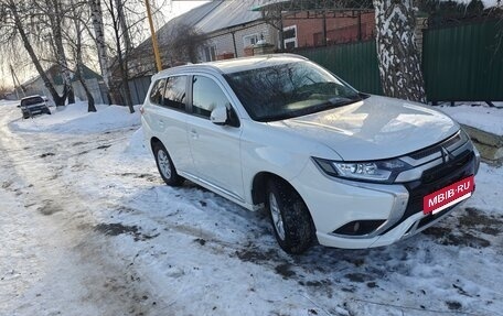 Mitsubishi Outlander III рестайлинг 3, 2022 год, 2 950 000 рублей, 3 фотография
