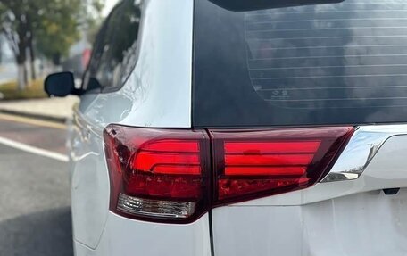 Mitsubishi Outlander III рестайлинг 3, 2021 год, 2 150 000 рублей, 7 фотография