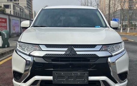 Mitsubishi Outlander III рестайлинг 3, 2021 год, 2 150 000 рублей, 2 фотография