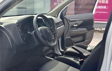 Mitsubishi Outlander III рестайлинг 3, 2021 год, 2 150 000 рублей, 8 фотография