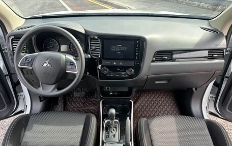 Mitsubishi Outlander III рестайлинг 3, 2021 год, 2 150 000 рублей, 11 фотография