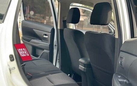 Mitsubishi Outlander III рестайлинг 3, 2021 год, 2 150 000 рублей, 15 фотография