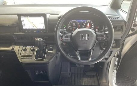 Honda Stepwgn, 2022 год, 2 100 000 рублей, 10 фотография