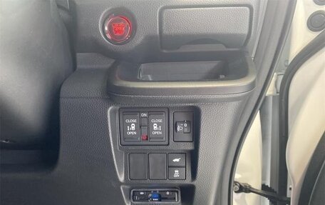 Honda Stepwgn, 2022 год, 2 100 000 рублей, 15 фотография