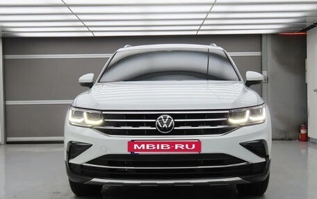 Volkswagen Tiguan II, 2022 год, 2 850 001 рублей, 2 фотография