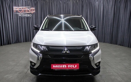Mitsubishi Outlander III рестайлинг 3, 2022 год, 3 698 000 рублей, 2 фотография