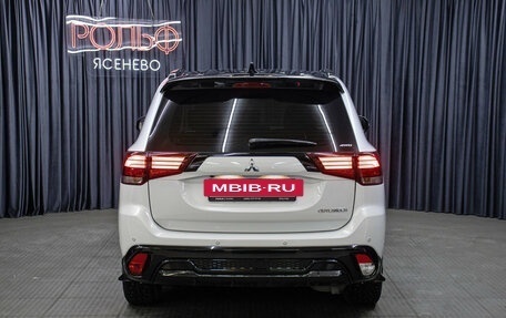 Mitsubishi Outlander III рестайлинг 3, 2022 год, 3 698 000 рублей, 6 фотография
