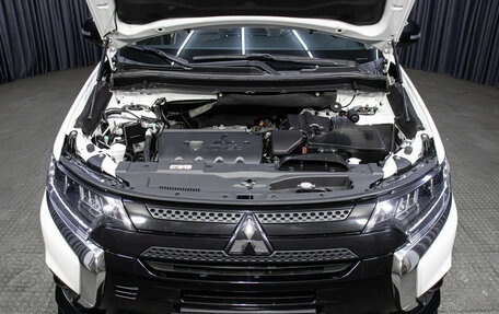 Mitsubishi Outlander III рестайлинг 3, 2022 год, 3 698 000 рублей, 9 фотография