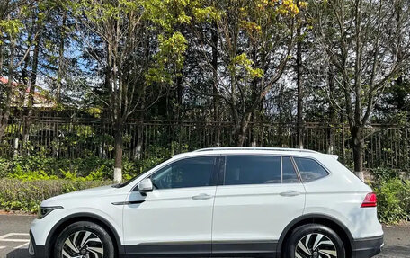 Volkswagen Tiguan II, 2022 год, 2 200 855 рублей, 8 фотография