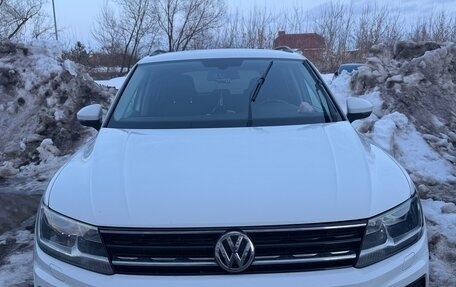 Volkswagen Tiguan II, 2019 год, 1 990 000 рублей, 3 фотография