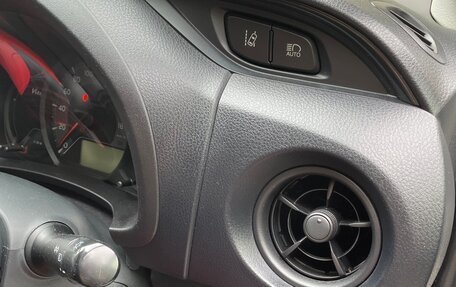 Toyota Vitz, 2018 год, 985 000 рублей, 13 фотография