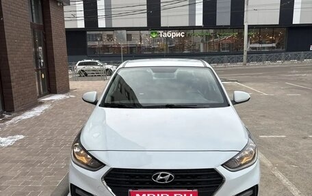 Hyundai Solaris II рестайлинг, 2018 год, 1 050 000 рублей, 1 фотография