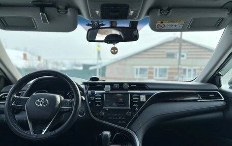 Toyota Camry, 2018 год, 2 700 000 рублей, 10 фотография