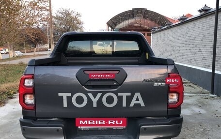 Toyota Hilux VIII, 2022 год, 6 100 000 рублей, 4 фотография