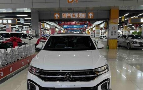 Volkswagen T-Roc I, 2024 год, 1 630 000 рублей, 2 фотография