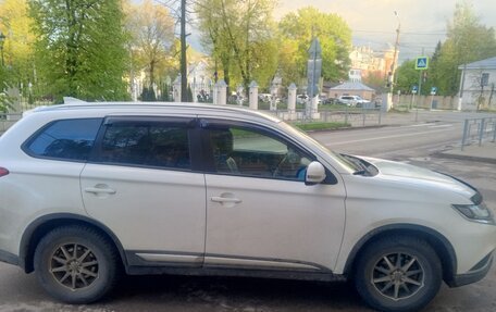 Mitsubishi Outlander III рестайлинг 3, 2019 год, 1 750 000 рублей, 4 фотография