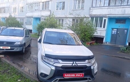 Mitsubishi Outlander III рестайлинг 3, 2019 год, 1 750 000 рублей, 8 фотография