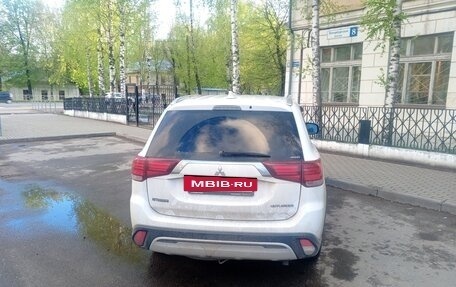 Mitsubishi Outlander III рестайлинг 3, 2019 год, 1 750 000 рублей, 3 фотография