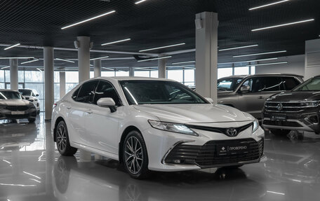 Toyota Camry, 2021 год, 3 590 000 рублей, 2 фотография