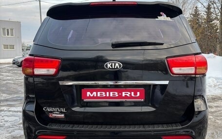 KIA Carnival III, 2017 год, 2 200 000 рублей, 7 фотография