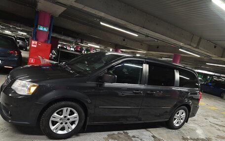 Dodge Caravan V, 2011 год, 1 680 000 рублей, 2 фотография