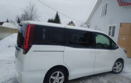 Toyota Noah III, 2015 год, 1 690 000 рублей, 6 фотография