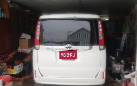 Toyota Noah III, 2015 год, 1 690 000 рублей, 2 фотография