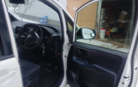 Toyota Noah III, 2015 год, 1 690 000 рублей, 7 фотография