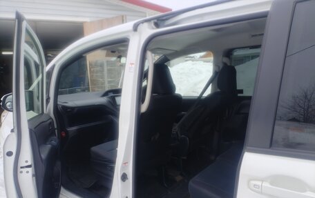 Toyota Noah III, 2015 год, 1 690 000 рублей, 11 фотография