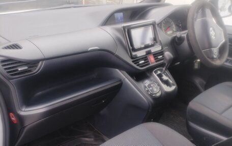 Toyota Noah III, 2015 год, 1 690 000 рублей, 13 фотография