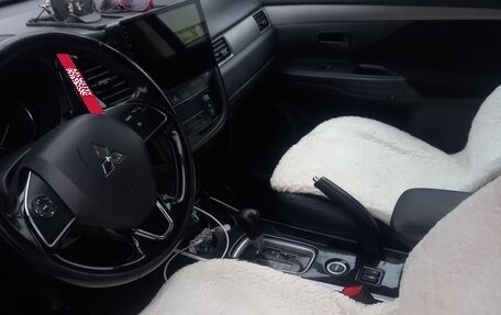 Mitsubishi Outlander III рестайлинг 3, 2018 год, 1 999 999 рублей, 9 фотография