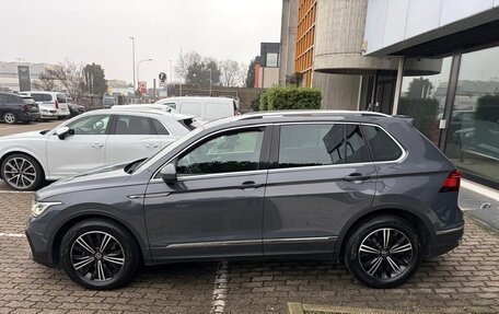 Volkswagen Tiguan II, 2022 год, 3 170 000 рублей, 3 фотография