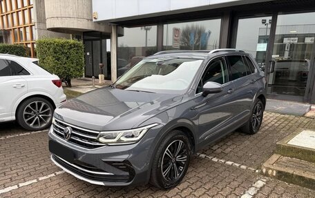 Volkswagen Tiguan II, 2022 год, 3 170 000 рублей, 2 фотография