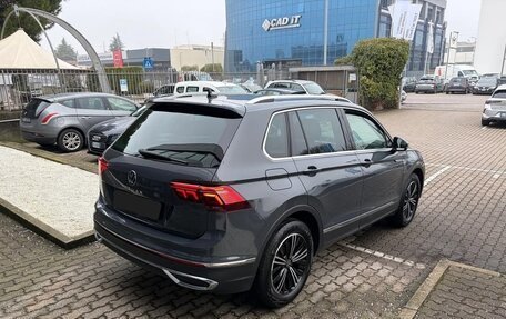 Volkswagen Tiguan II, 2022 год, 3 170 000 рублей, 5 фотография