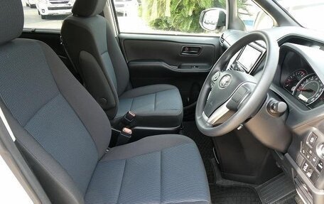 Toyota Voxy III, 2020 год, 1 950 001 рублей, 13 фотография