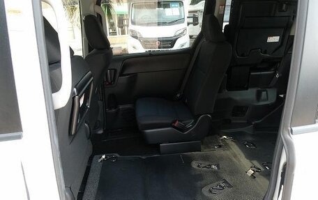 Toyota Voxy III, 2020 год, 1 950 001 рублей, 17 фотография