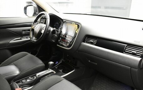 Mitsubishi Outlander III рестайлинг 3, 2019 год, 2 235 000 рублей, 10 фотография