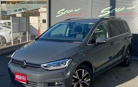 Volkswagen Touran III, 2022 год, 1 990 000 рублей, 1 фотография