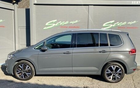 Volkswagen Touran III, 2022 год, 1 990 000 рублей, 4 фотография