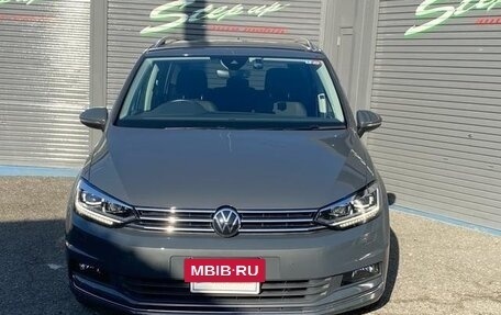 Volkswagen Touran III, 2022 год, 1 990 000 рублей, 2 фотография