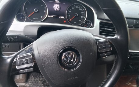 Volkswagen Touareg III, 2011 год, 1 750 000 рублей, 15 фотография