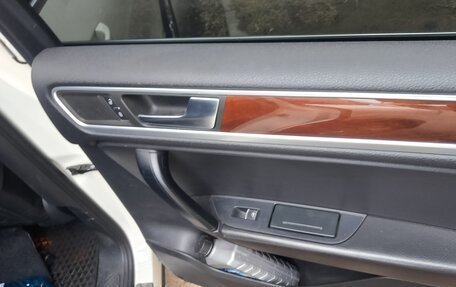 Volkswagen Touareg III, 2011 год, 1 750 000 рублей, 27 фотография