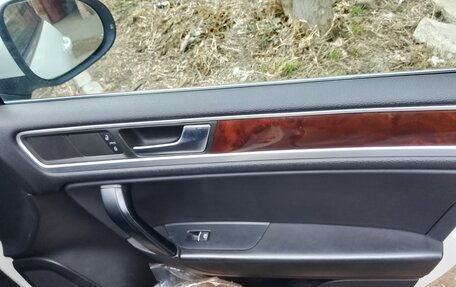 Volkswagen Touareg III, 2011 год, 1 750 000 рублей, 24 фотография