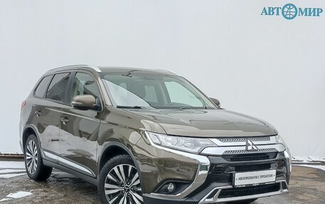 Mitsubishi Outlander III рестайлинг 3, 2019 год, 1 905 000 рублей, 3 фотография