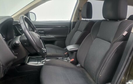 Mitsubishi Outlander III рестайлинг 3, 2019 год, 1 905 000 рублей, 10 фотография