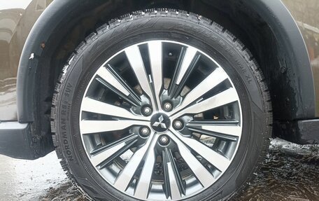 Mitsubishi Outlander III рестайлинг 3, 2019 год, 1 905 000 рублей, 9 фотография