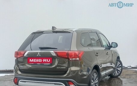 Mitsubishi Outlander III рестайлинг 3, 2019 год, 1 905 000 рублей, 5 фотография