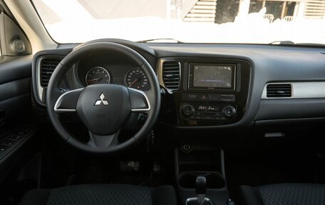 Mitsubishi Outlander III рестайлинг 3, 2015 год, 1 600 000 рублей, 8 фотография
