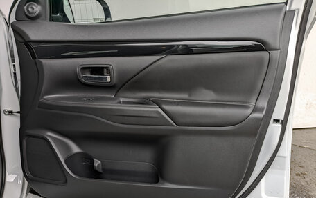 Mitsubishi Outlander III рестайлинг 3, 2022 год, 2 699 000 рублей, 24 фотография